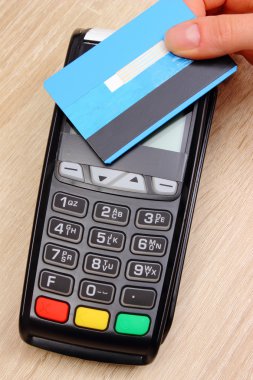 El kadının Nfc teknolojisi, ekonomi kavramı ile temassız kredi kartı ile ödeme