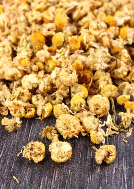 Ahşap masa, alternatif tıp üzerinde kurutulmuş papatya