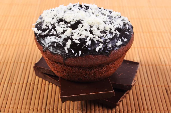 Muffins com coco dessecado em pedaços de chocolate — Fotografia de Stock