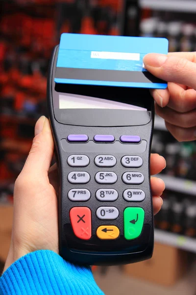 Hand van vrouw betalen met contactloze credit card, Nfc technologie — Stockfoto