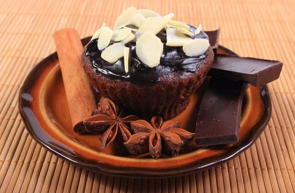 Magdalenas al horno con trozos de chocolate, anís y canela — Foto de Stock