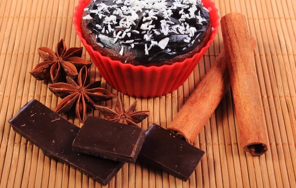 Muffins met gedroogde kokos, chocolade, anijs en kaneel — Stockfoto