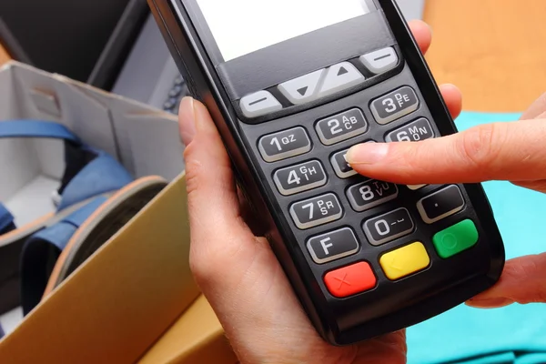 Mağaza alımları için ödeme için ödeme terminal kullanın