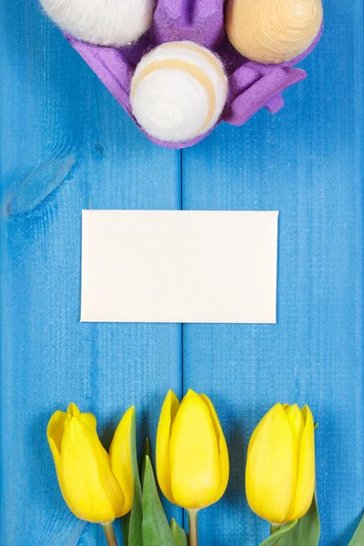 新鲜的郁金香和复活节鸡蛋裹着羊毛字符串、 复活节装饰，纸页上的文本副本空间 — 图库照片