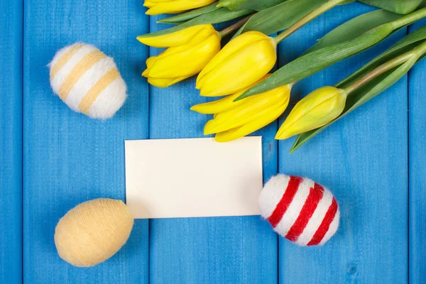Tulipany świeże i Wielkanoc jaja pakowane wełniane string, Wielkanoc ozdoby, miejsce dla tekstu na arkuszu papieru — Zdjęcie stockowe