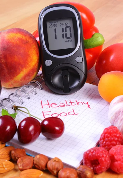 Frutas y verduras con glucosímetro y cuaderno para notas, alimentos saludables, diabetes —  Fotos de Stock