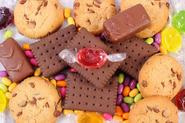 Montón de dulces y galletas de colores, demasiados dulces — Foto de Stock