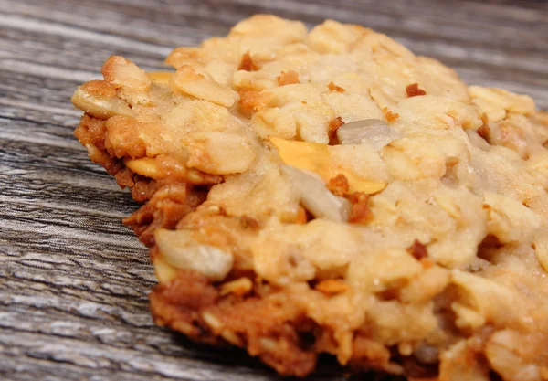 Biscoitos de aveia em fundo de madeira — Fotografia de Stock
