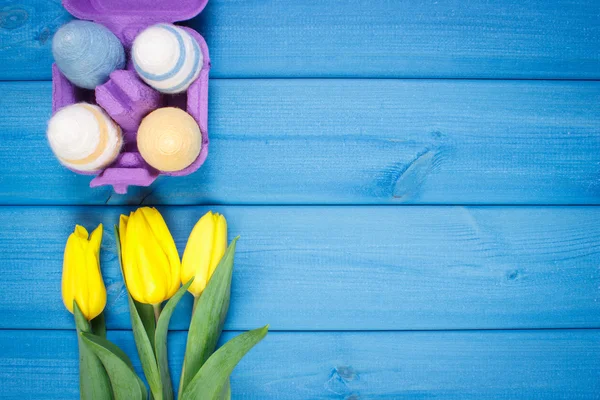 Bukiet świeżych tulipany i Wielkanoc jaja pakowane wełniane ciąg, ozdoba wielkanocna, kopiować miejsca na tekst — Zdjęcie stockowe
