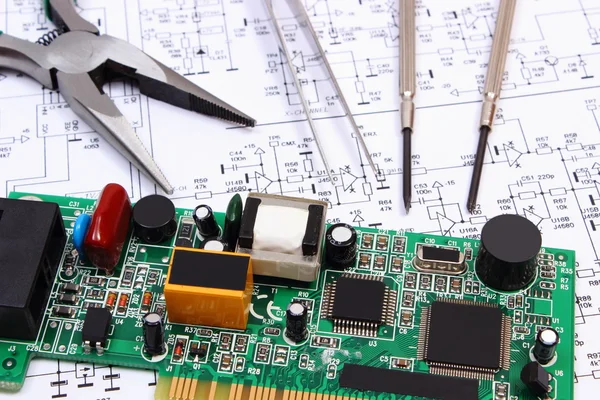 Placa de circuito impresso e ferramentas de precisão no diagrama de eletrônica, tecnologia — Fotografia de Stock