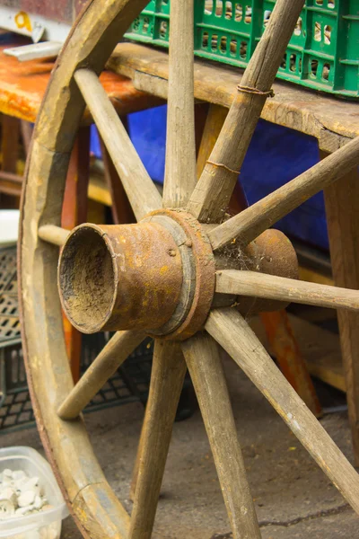 Крупный план старого деревянного колеса из исторического фургона — стоковое фото