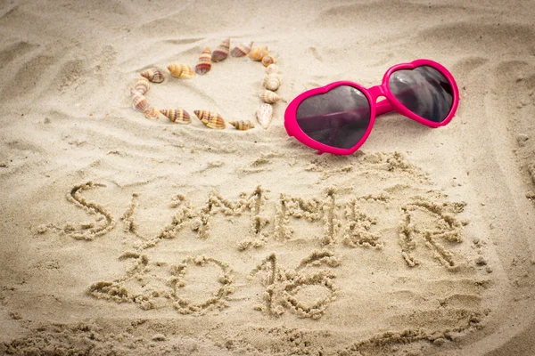 Καλοκαιρινό 2016 άμμο και την καρδιά των κελυφών με γυαλιά ηλίου — Φωτογραφία Αρχείου