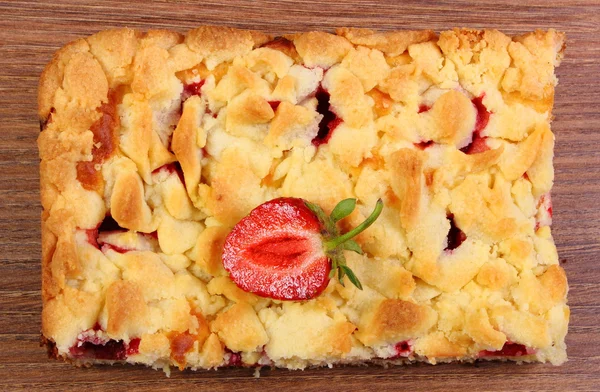 나무 테이블에 딸기와 신선한 구운된 효 모 케이크 — 스톡 사진