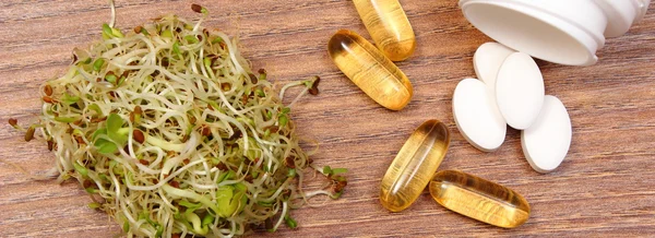 Kiełki lucerny i rzodkiewka z tabletek suplementów, zdrowe odżywianie — Zdjęcie stockowe