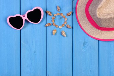 Deniz, güneş, güneş gözlüğü ve mavi panoları, aksesuarlar, yaz, hasır şapka şeklinde metin için yer kopyalayın