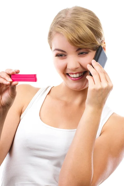 Счастливая женщина с телефоном информирует кого-то о положительном тесте на беременность — стоковое фото