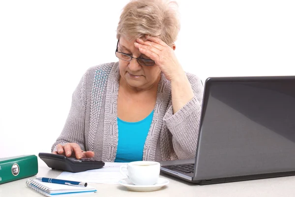 Беспокойная пожилая женщина, считающая счета за коммунальные услуги дома, финансовое обеспечение в преклонном возрасте — стоковое фото