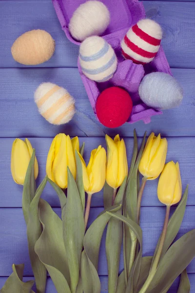 Photo vintage, Bouquet de tulipes fraîches et oeufs de Pâques enveloppé de laine, Décoration de Pâques — Photo