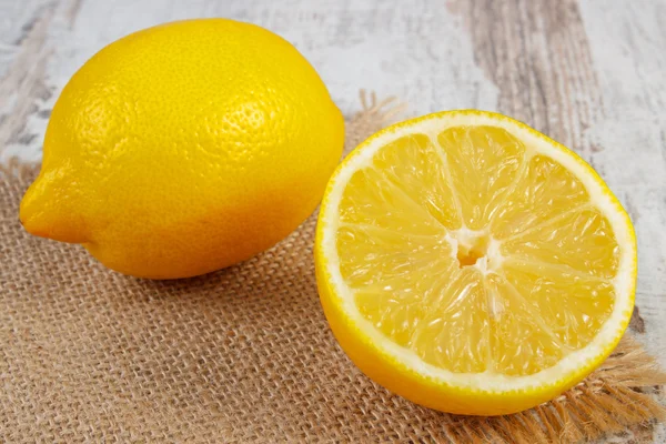 Limone fresco sulla vecchia tavola di legno bianco, cibo sano e nutrizione — Foto Stock