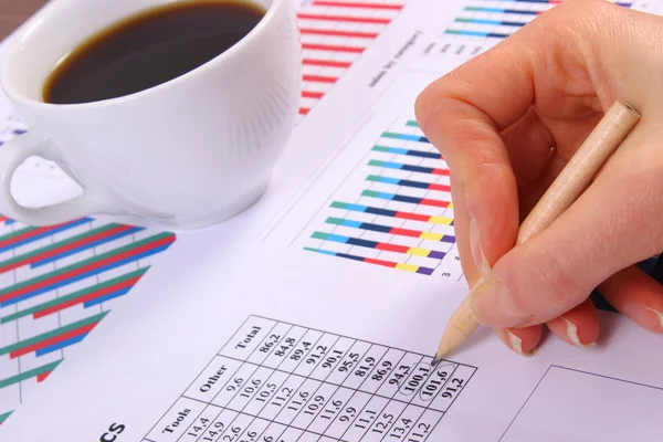 Analyse van verkoop plan, kopje koffie op financiële grafiek, bedrijfsconcept — Stockfoto