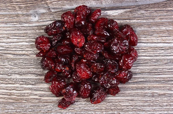 Tas de canneberges rouges sur table en bois — Photo