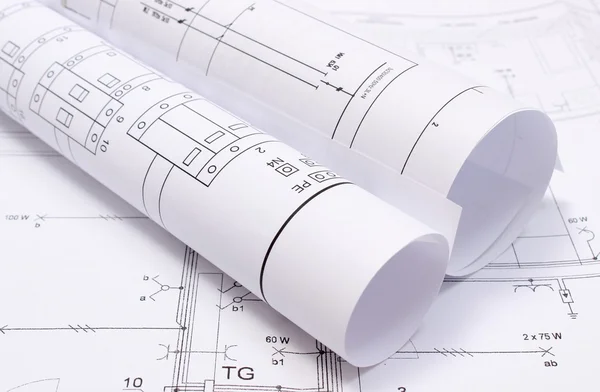 Rotoli di diagrammi elettrici su disegno di costruzione — Foto Stock