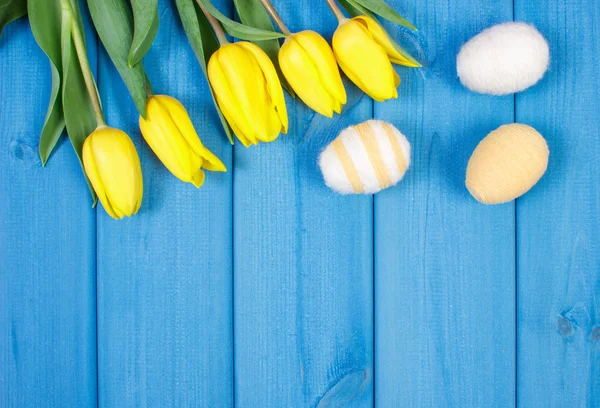 Boeket verse tulpen en Pasen eieren verpakt wollen string, Paas decoratie, ruimte voor tekst kopiëren — Stockfoto