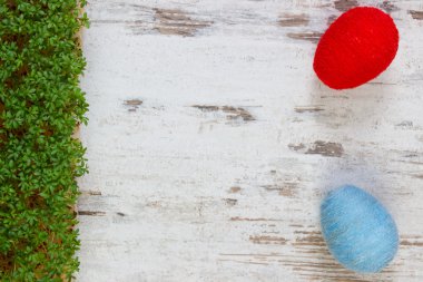 Paskalya yumurtaları yün dize ve yeşil cress ahşap arka plan, metin, Paskalya için dekorasyon için kopya yer üzerine sarılmış