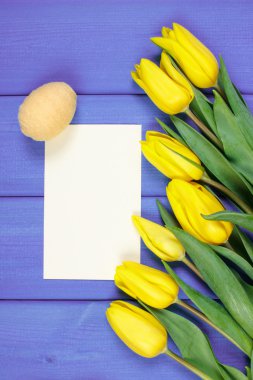 Taze laleler ve Paskalya yumurta sarılı yün dize, Paskalya dekorasyon, Kağıt kopya alanı metin sayfası için