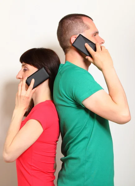 Жінка і чоловік розмовляють по мобільному телефону — стокове фото