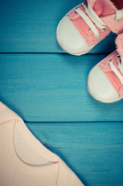 Vintage Fotoğraf, Ayakkabı ve bodysuits için yeni doğan bebek için bekliyor, metin için yer kopyalayın