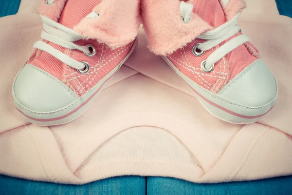 Foto vintage, Sapatos e macacões para recém-nascido, esperando para o bebê — Fotografia de Stock
