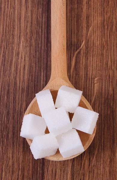 Küp şeker ahşap arka plan üzerinde yemek pişirmek için madde — Stok fotoğraf