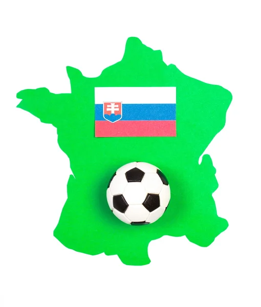 Футбольный мяч и флаг европейской страны на зеленом контуре Франция — стоковое фото