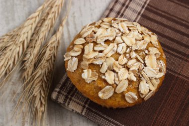 Yulaf ezmesi ve Başak çavdar üzerinde damalı masa örtüsü, lezzetli sağlıklı tatlı taze kek