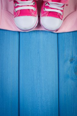 Ayakkabı ve bodysuits için yeni doğan bebek için bekliyor, metin için yer kopyalayın