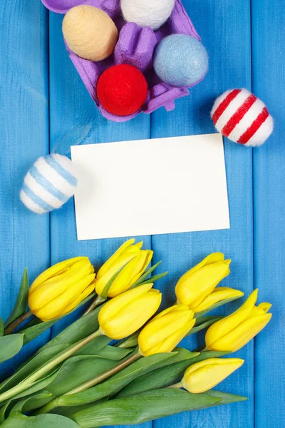 Tulipany świeże i Wielkanoc jaja pakowane wełniane string, Wielkanoc ozdoby, miejsce dla tekstu na arkuszu papieru — Zdjęcie stockowe