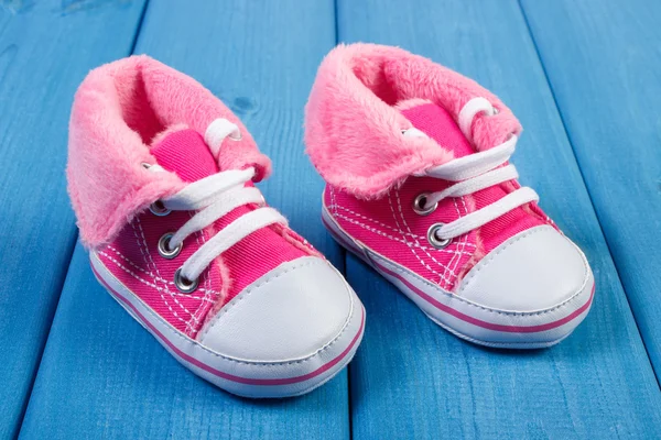 Coppia di scarpe bambino su lavagne blu, in attesa per il bambino — Foto Stock