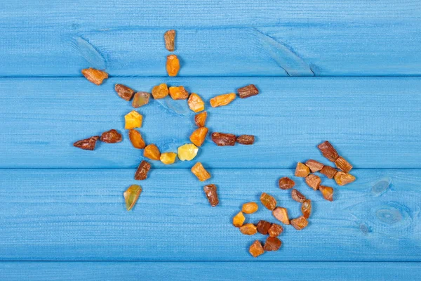 太阳与 word 太阳的形状用琥珀色石头砌成，夏季时间 — 图库照片