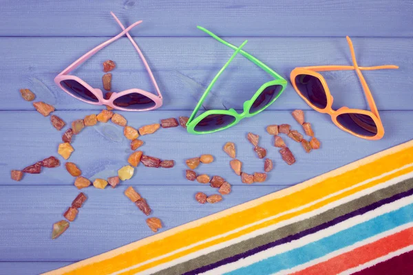 Винтажное фото, Форма солнца со словом солнце из янтарных камней и аксессуаров для отдыха, летнее время — стоковое фото
