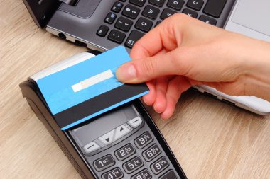 El kadının Nfc teknolojisi, ekonomi kavramı ile temassız kredi kartı ile ödeme