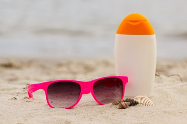 Mevsimlik kavramı, kabukları, pembe güneş gözlüğü ve güneş losyonu