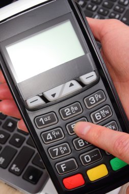 El ödeme terminal kullanarak kadın, kişisel kimlik numarasını girin