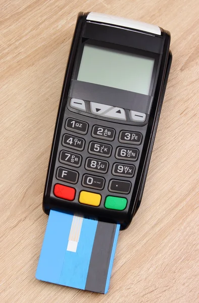 Terminal de pagamento com cartão de crédito na mesa, conceito de finanças — Fotografia de Stock
