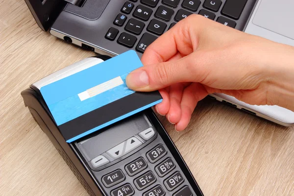 Mano de la mujer que paga con tarjeta de crédito sin contacto con la tecnología NFC, concepto de finanzas —  Fotos de Stock