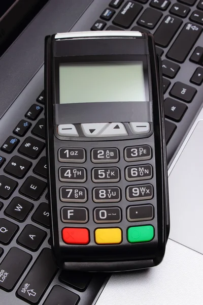 Terminal de pago en teclado portátil, finanzas y concepto bancario —  Fotos de Stock