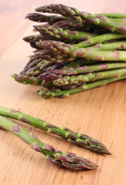 Groene asperges op houten oppervlak, gezond eten — Stockfoto