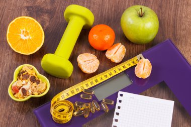Mezura, tablet, halter, meyve, müsli, zayıflama kavramı ile dijital ölçek