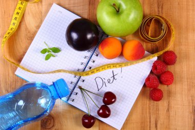 Meyve ve santimetre ile defter, zayıflama ve sağlıklı gıda