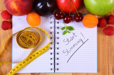 Meyve, sebze ve santimetre ile defter, zayıflama ve sağlıklı gıda